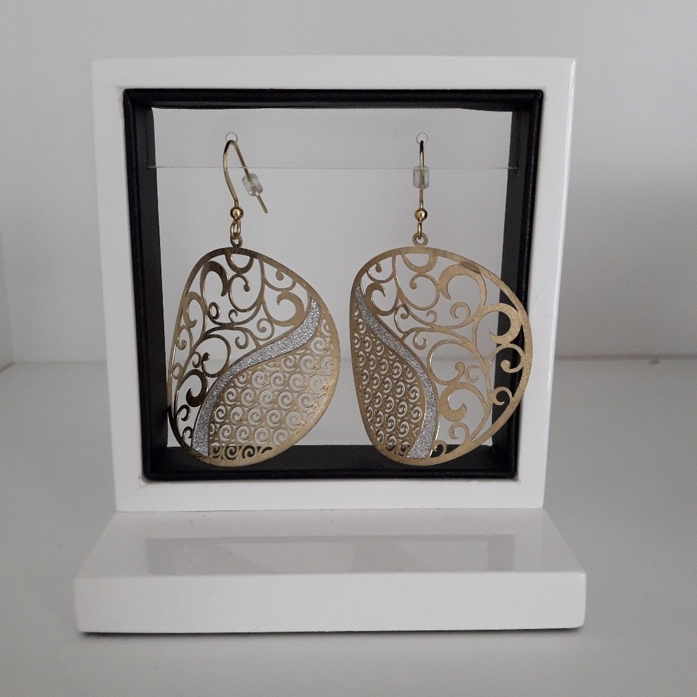Fine design circle earrings
